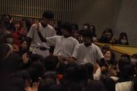 客席通路を通って登壇したキャストたち。