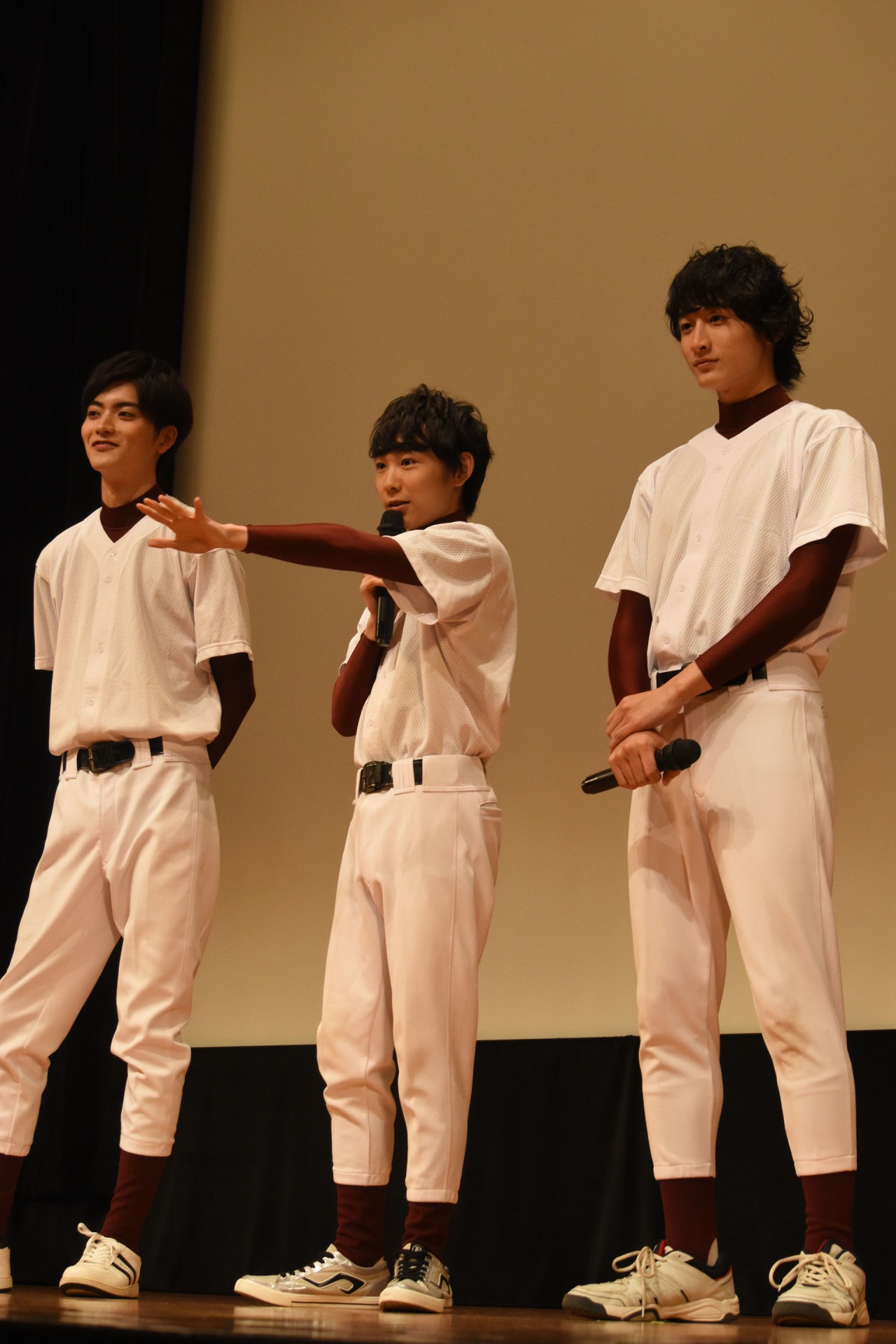 左から山本涼介、須賀健太、小関裕太。