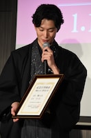 記念日認定証を眺める岡田将生。