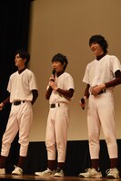 左から山本涼介、須賀健太、小関裕太。