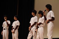 柳喬之（左端）をイジるキャストたち。