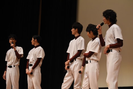 柳喬之(左端)をイジるキャストたち。