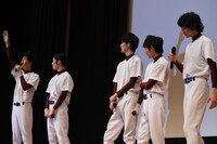 登壇者全員からイジられる柳喬之（左端）。