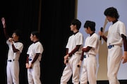 登壇者全員からイジられる柳喬之(左端)。
