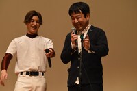 左から荒井敦史、宝来忠昭。