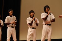 左から山本涼介、須賀健太、小関裕太。