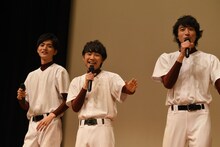 左から山本涼介、須賀健太、小関裕太。