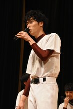 えなりかずきのモノマネをする柳喬之。