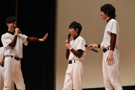 須賀健太(中央)に「ちょっと待って!」と言う山本涼介(左)。