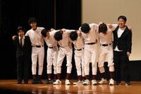 ズボンのチャックが閉まっているか確認するキャストたち。