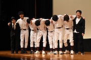 ズボンのチャックが閉まっているか確認するキャストたち。
