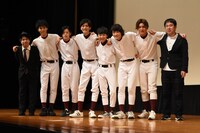 左から脚本担当の友池さん、柳喬之、塩野瑛久、山本涼介、須賀健太、小関裕太、荒井敦史、宝来忠昭。