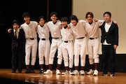 左から脚本担当の友池さん、柳喬之、塩野瑛久、山本涼介、須賀健太、小関裕太、荒井敦史、宝来忠昭。
