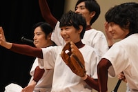 須賀健太（中央）