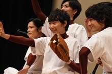 須賀健太（中央）