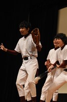 観客の写真撮影タイムにて、ステージを動き回る須賀健太（左）。