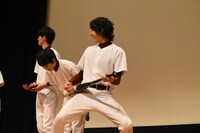 バットでエアギターをする小関裕太（右）。
