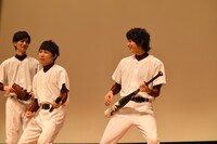 エアギターをする須賀健太（中央）と小関裕太（右）。