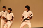エアギターをする須賀健太(中央)と小関裕太(右)。