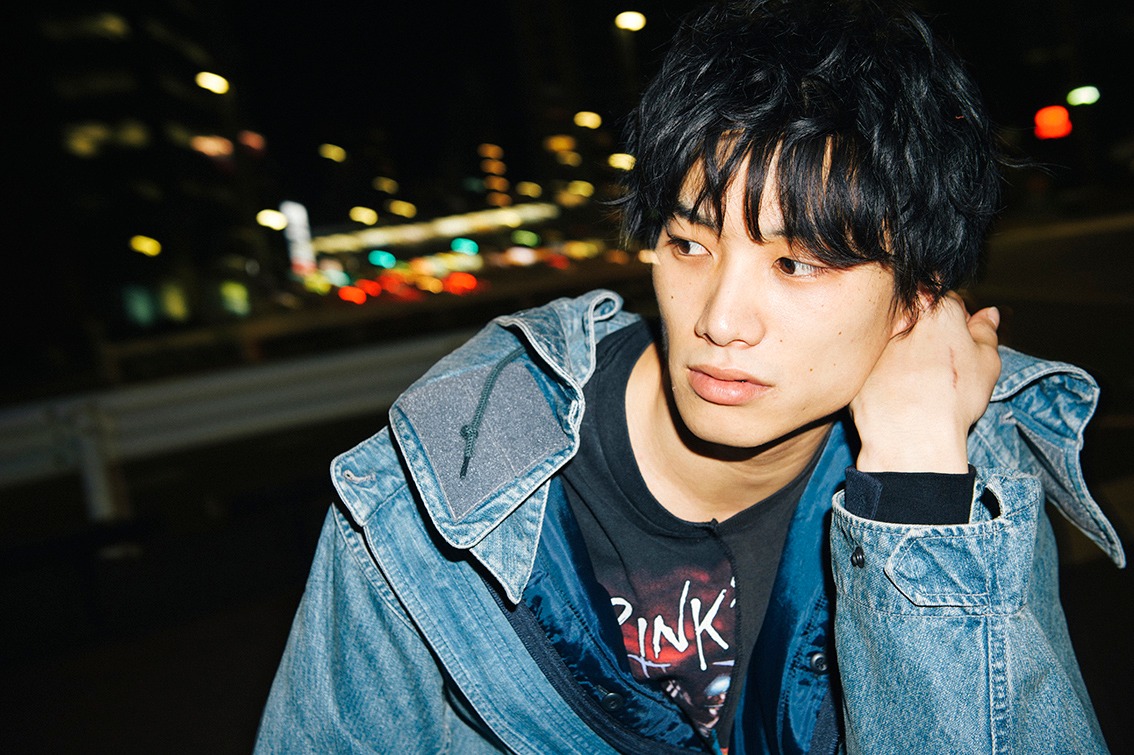 「鈴木伸之ファースト写真集“FACE”」より。
