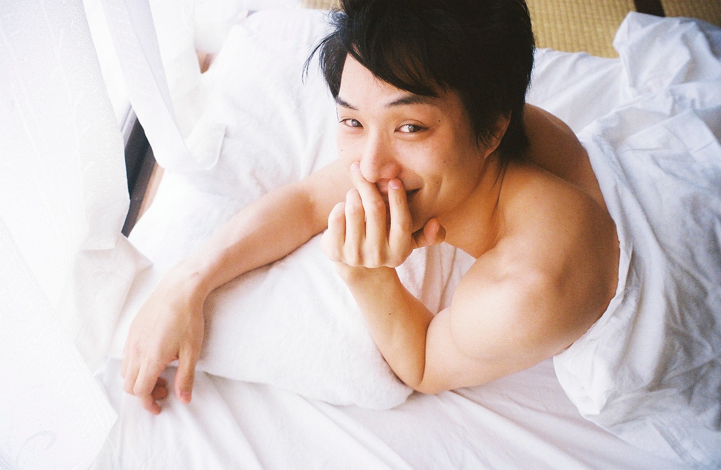 「鈴木伸之ファースト写真集“FACE”」より。
