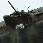 戦車ごと川にダイブ、特殊部隊の敵地潜入捉えた「ネイビーシールズ」冒頭映像