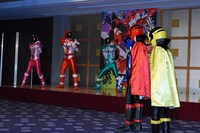 怪盗戦隊ルパンレンジャーを捕まえに来た警察戦隊パトレンジャー（左3人）。