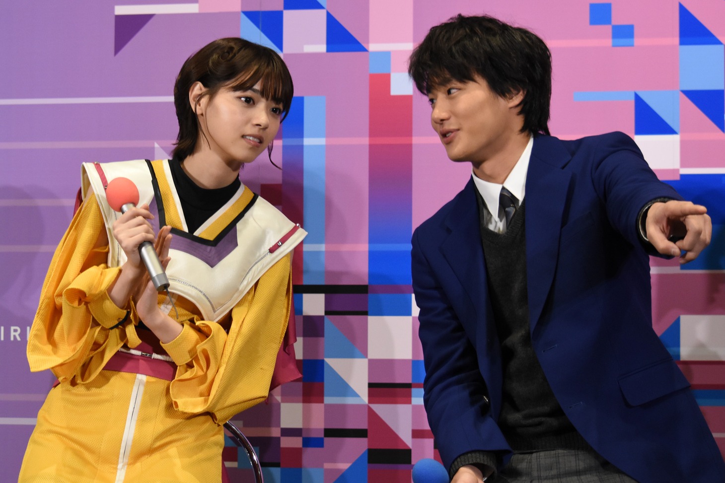 西野七瀬（左）に話しかける野村周平（右）。
