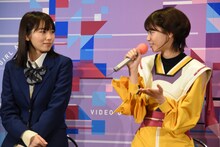 左から飯豊まりえ、西野七瀬。