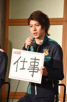 「絶対に渡せない自分だけのお宝」というお題に答える横山涼。