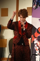 名乗りを披露する伊藤あさひ。