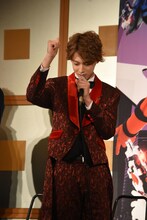 名乗りを披露する伊藤あさひ。