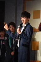 名乗りを披露する濱正悟。