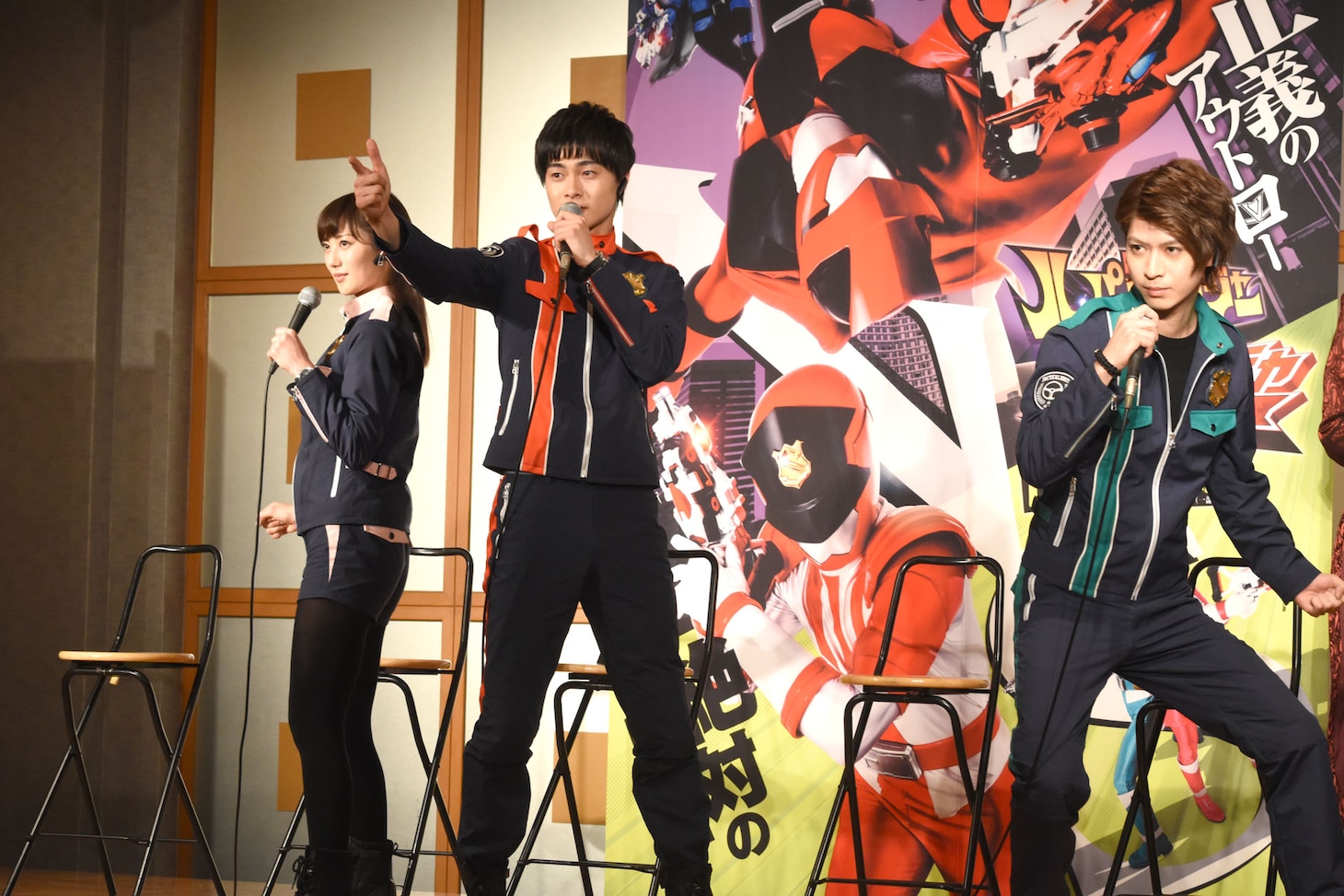 名乗りを披露するパトレンジャーキャスト。