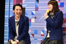 左から清水尋也、飯豊まりえ。