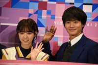 左から西野七瀬、野村周平。
