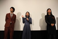 「勝手にふるえてろ」大ヒット御礼イベントの様子。左から渡辺大知、松岡茉優、大九明子。