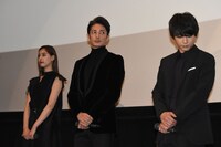 左から新木優子、玉木宏、吉沢亮。