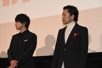 左から吉沢亮、中村達也。