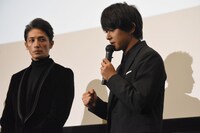 左から玉木宏、吉沢亮。