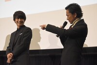 「お前を“邪”にするために用意された女……」と、劇中のセリフを再現する中村達也（右）。