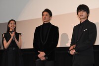 “肉ケーキ”の登場に驚くキャストたち。