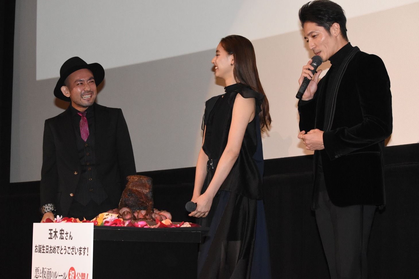 “肉ケーキ”の登場に驚くキャストたち。