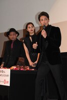 “肉ケーキ”の登場に驚くキャストたち。