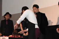 “肉ケーキ”を切り分けるシェフ。