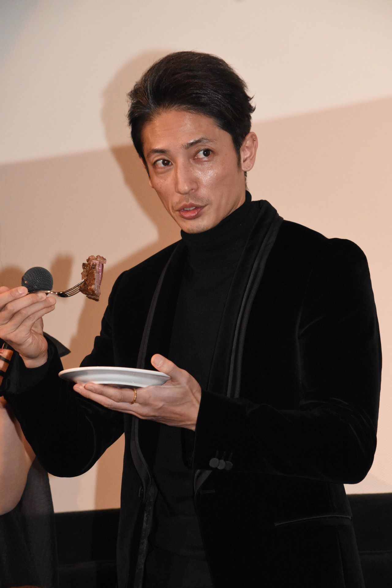 ステーキを食べることになった玉木宏。