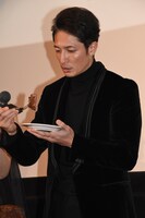 ステーキを食べる玉木宏。