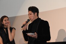 よく噛んでステーキを食べる玉木宏（右）。