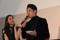 よく噛んでステーキを食べる玉木宏（右）。