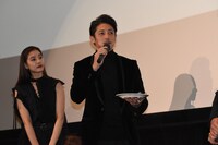 「ものすごく甘いですね」と味の感想を言う玉木宏（右）。